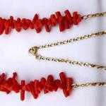 Goldkette mit einer Halskette aus gehackten Korall Goldkette mit einer Halskette aus gehackten Korall