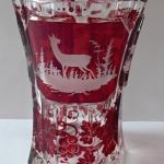 Becher mit Rubinglas und gravierten Motiven  Becher mit Rubinglas und gravierten Motiven