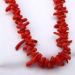 Goldkette mit einer Halskette aus gehackten Korall Goldkette mit einer Halskette aus gehackten Korall