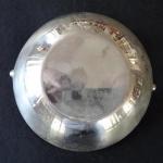 Silberne Schale mit ovalen Griffen Silberne Schale mit ovalen Griffen