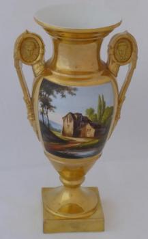 Bemalte und vergoldete Vase mit Figuren in Landsch Bemalte und vergoldete Vase mit Figuren in Landsch