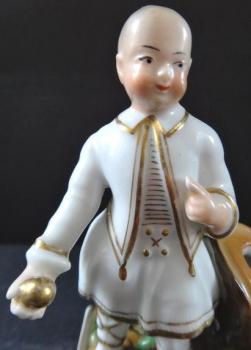 Figurine Chinesischer Junge mit einem Ball - Stand Figurine Chinesischer Junge mit einem Ball - Stand