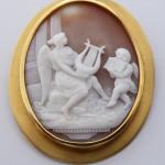 Goldbrosche und Vorhang mit großem Cameo Goldbrosche und Vorhang mit großem Cameo