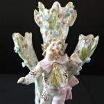 Figural Stand mit Jugendlichen Figural Stand mit Jugendlichen