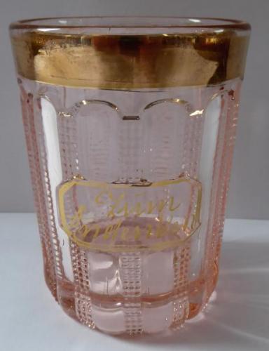 Rosafarbenes Glas mit Goldrand - Zum Andenken Rosafarbenes Glas mit Goldrand - Zum Andenken