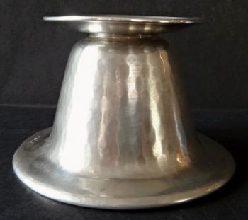 Niedriger silberner Kerzenhalter - Hermann Bauer Niedriger silberner Kerzenhalter - Hermann Bauer