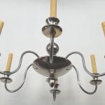 Kronleuchter aus weißem Metall und dünnen Arme Kronleuchter aus weißem Metall und dünnen Arme