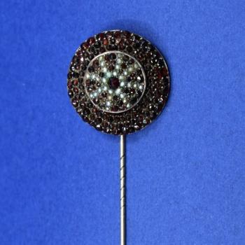 Granatnadel mit Perlen Granatnadel mit Perlen