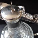 Geschliffener Glaskrug mit silbernem Griff Geschliffener Glaskrug mit silbernem Griff