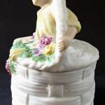 Die Dose, Korb, mit Rosen und Statuette Die Dose, Korb, mit Rosen und Statuette