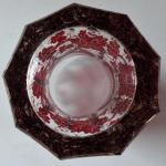 Becher mit Rubinglas und gravierten Motiven  Becher mit Rubinglas und gravierten Motiven