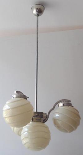 Kronleuchter aus weißem Metall, mit geformten Kuge Kronleuchter aus weißem Metall, mit geformten Kuge