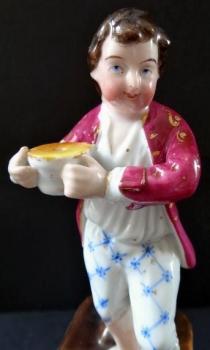 Barfüßigjunge mit einer Schüssel auf einem Sockel Barfüßigjunge mit einer Schüssel auf einem Sockel