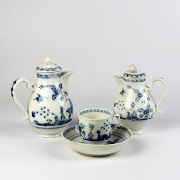 Zwei Krüge und eine Tasse mit Untertasse, Wien Zwei Krüge und eine Tasse mit Untertasse, Wien