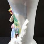 Vase mit einer Mädchenfigur und einem Korb Vase mit einer Mädchenfigur und einem Korb