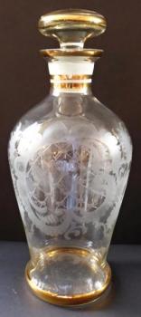 Karaffe mit Geschliffenemotiv und goldenen Linien Karaffe mit Geschliffenemotiv und goldenen Linien