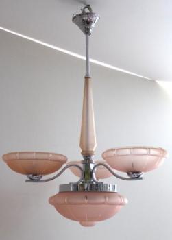 Weißer Metallkronleuchter mit rosa Schirmen Weißer Metallkronleuchter mit rosa Schirmen