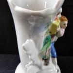 Vase mit einer Mädchenfigur und einem Korb Vase mit einer Mädchenfigur und einem Korb
