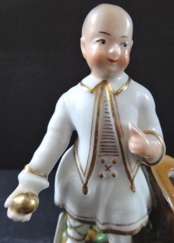 Figurine Chinesischer Junge mit einem Ball - Stand Figurine Chinesischer Junge mit einem Ball - Stand
