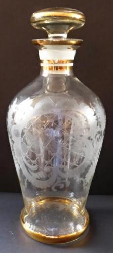 Karaffe mit Geschliffenemotiv und goldenen Linien Karaffe mit Geschliffenemotiv und goldenen Linien