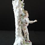 Figural Stand mit Jugendlichen Figural Stand mit Jugendlichen