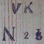 Bemalte Holzteller mit volkstümlichem Blumenmuster Bemalte Holzteller mit volkstümlichem Blumenmuster