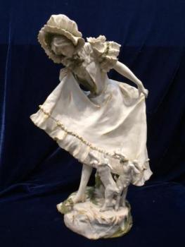 Porzellan Figur Mädchen - Amphora,Riessner-Stellmacher a Kessel - 1905 Porzellan Figur Mädchen - Amphora,Riessner-Stellmacher a Kessel - 1905