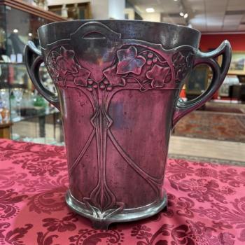 Eis Eimer - nádoba na led na šampaòské  znaèeno Edelzinn E. Hueck, kolem roku 1900,  s krásnou, vìku pøimìøenou  - 1900 Eis Eimer - nádoba na led na šampaòské  znaèeno Edelzinn E. Hueck, kolem roku 1900,  s krásnou, vìku pøimìøenou  - 1900