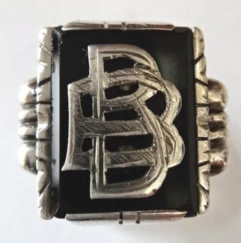 Silberring mit Monogramm und Onyx Silberring mit Monogramm und Onyx
