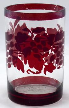 Glas mit rubinroter Beize und Traubenblättern mit  Glas mit rubinroter Beize und Traubenblättern mit