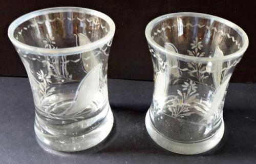 Zwei kleinere Gläser, Blumenmotiv geschlifene Zwei kleinere Gläser, Blumenmotiv geschlifene