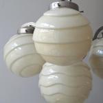 Kronleuchter aus weißem Metall, mit geformten Kuge Kronleuchter aus weißem Metall, mit geformten Kuge