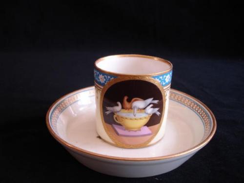 Tasse und Untertasse - weißes Porzellan - 1810 Tasse und Untertasse - weißes Porzellan - 1810