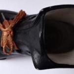 Schwarzer Biskuitporzellanschuh Schwarzer Biskuitporzellanschuh