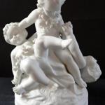 Skulptur von drei Kindern mit einer Girlande von B