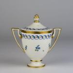 Zwei Porzellan Vasen mit Deckel - weies Porzellan - Wien 1799 - 1799