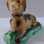 Porzellan-Miniaturstatuette eines Hundes
