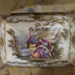 Messing montierte Porzellankiste mit galanten Szenen und vergoldeter Dekoration, Preußen 1850