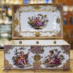 Messing montierte Porzellankiste mit galanten Szenen und vergoldeter Dekoration, Preußen 1850
