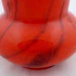 Vase aus rotem und dunklem geglhtem Glas