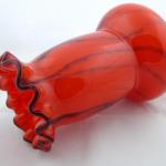Vase aus rotem und dunklem geglhtem Glas