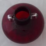 Kugelfrmige Vase, farbloses und rubinrotes Glas -