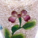Kleine Messingvase mit Blumen und Emaille