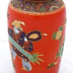 Kleine rote Vase mit Figuren und Drache