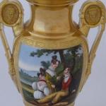 Bemalte und vergoldete Vase mit Figuren in Landsch