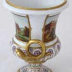 Vase im Empire-Stil mit gemalter Vedute des Tempel