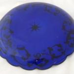 Zwei kobaltblaue Glasschalen, bemaltes Ornament - 