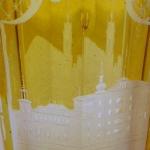 Gelbes Glas mit geschliffener Architektur