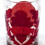 Glas mit Rubinbeize und weier Farbe