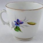 Kaffeetasse mit blauen Blumen, Kolben und Blttern
